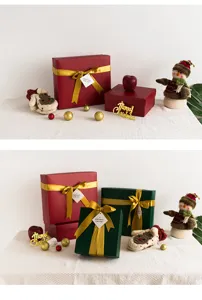 Cajas de regalo de Navidad con cintas doradas, embalaje de papel festivo para fiestas.