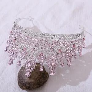Nahaufnahme der luxuriösen Braut Kristalltiara mit glänzenden pinken Strasssteinen auf Stein.