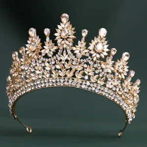 Exquisite Barock Kristall Krone, detailreiche Nahaufnahme luxuriöser Gold Braut Tiara Strass.