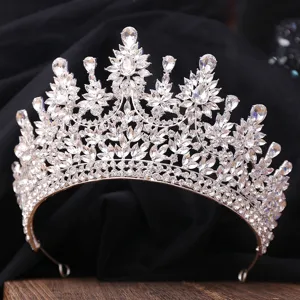 Atemberaubende Braut Kristall Tiara Detailaufnahme, funkelnde Strasssteine und silbernes Design.