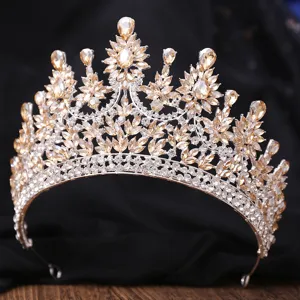 Detaillierte Nahaufnahme einer prachtvollen Braut-Strasstiara mit wunderbaren Champagnerkristallen.