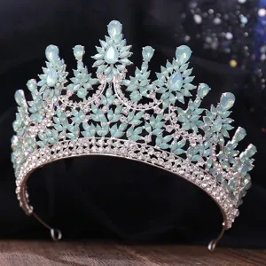 Präzises Detail einer Braut Strass Tiara, glänzende blaue Edelsteine mit edler Silberfassung.