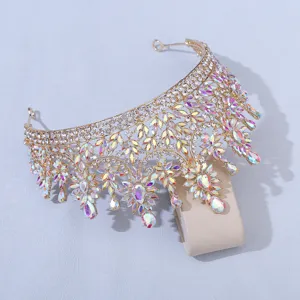 Detailaufnahme einer goldenen Barock-Kristall-Tiara, luxuriöses Braut-Haaraccessoire für Hochzeit
