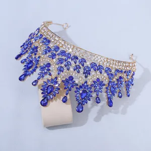 Detailansicht der luxuriösen barocken blauen Kristall Tiara Braut Krone mit Strass.