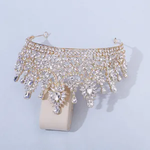 Goldene brautkristall tiara detailaufnahme, glitzernder strass luxus hochzeit haaraccessoire.