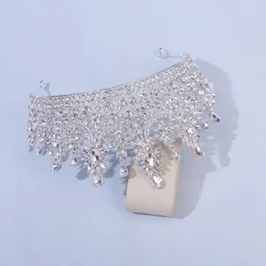 Nahaufnahme Detail der luxuriösen silbernen Kristall Braut Tiara Krone glänzender Strass Haarschmuck