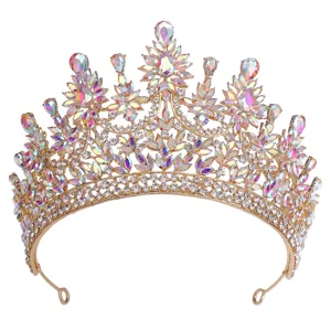 Detailansicht luxuriöse goldene Tiara mit schimmernden AB Strasskristallen barocker Kronen-Design