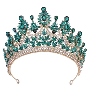 Ansicht der luxuriösen grünen Kristall-Brautkrone mit funkelnden Strasssteinen und goldenem Finish.