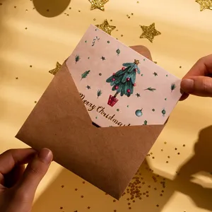 Tarjeta de felicitación navideña con sobre kraft, tarjeta de regalo festiva artesanal vista