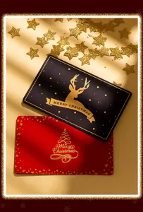 Detalle de tarjeta de felicitación navideña con estampado dorado, diseño de ciervo y árbol.