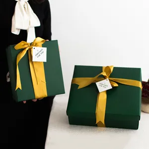 Caja de regalo de Navidad verde oscuro con cinta amarilla y etiqueta para empaque festivo