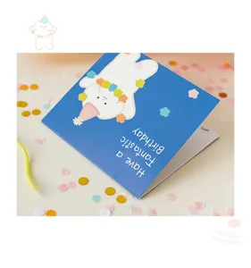 Bonita tarjeta de felicitación de cumpleaños azul con oso y confeti festivo para niños.