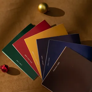 Conjunto de tarjetas de felicitación navideñas coloridas, postales festivas variadas.
