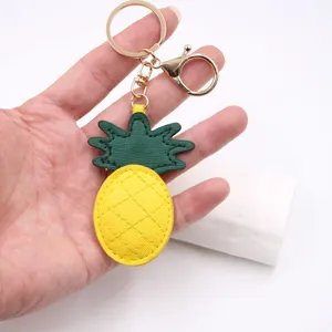 Simpatico portachiavi in pelle di ananas con finiture dorate, ideale ciondolo per borsa.