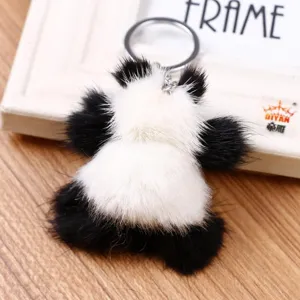 Vista detallada de llavero de piel de panda esponjoso, dije de bolso de visón suave accesorio de auto.