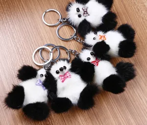 Encantador colgante de bolso de piel de panda esponjoso y llavero de coche, vista detallada.