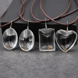 Handgemaakte heldere hars paardenbloem zaad hanger ketting met bruine lederen koord.