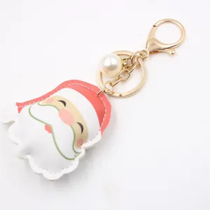 Gedetailleerde close-up van de schattige Kerstman lederen sleutelhanger met gouden sluiting.