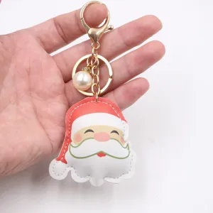 Gedetailleerd overzicht van de schattige Kerstman lederen sleutelhanger met gouden sluiting.