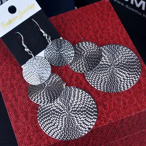 Boucles d'oreilles pendantes rondes multicouches élégantes, bijoux de style bohème vintage en argent.