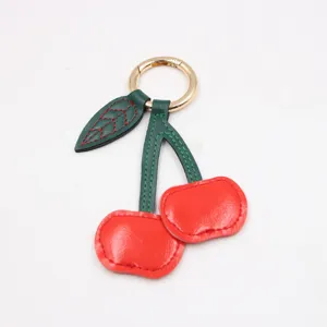 Kers leer sleutelhanger schattige tas hanger metalen ring auto accessoire rood.