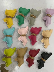 Niedliches Bulldogge Leder Tasche Anhänger Set, bunte Welpe Dekoration mit Gürtel für Handtaschen.