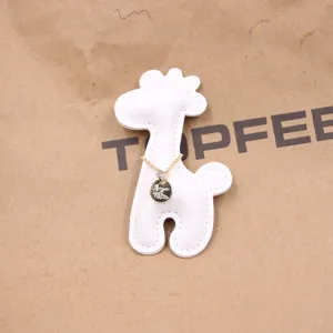 Weißes Leder-Giraffen-Halsketten-Displaykarte mit filigranem Goldketten-Anhänger für Schmuck.