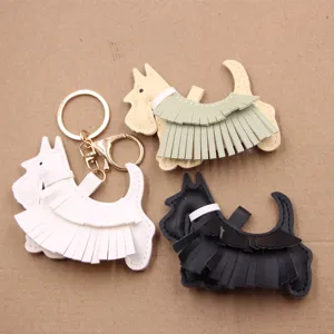 Charmant porte-clés en cuir de terrier écossais avec cape à franges, accessoire de sac idéal.