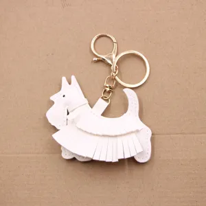 Porte-clés chien terrier écossais en cuir blanc avec beaux accessoires métalliques dorés de sac