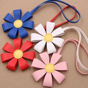 Colgante de Bolso Margarita de Cuero Artificial de Moda Dulce Girasol Floral Ornamento de Ropa Correa Llavero para Decoración de Bolso Mujer
