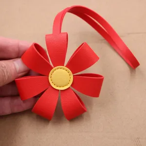 Colgante de bolso margarita de cuero rojo llavero accesorio vista detallada primer plano