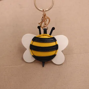Niedlicher 3D Leder Bienen Schlüsselanhänger Detailansicht mit gelben Streifen und tollem Gold.