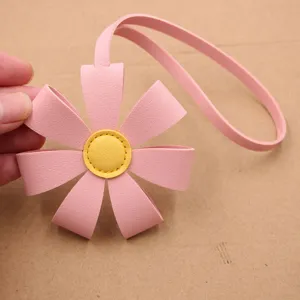 Rosa cuero margarita flor bolso encanto llavero lindo girasol colgante accesorio de moda
