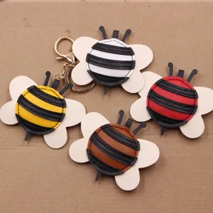 Nahaufnahme von süßen mehrschichtigen Leder Biene Schlüsselanhängern in mehreren Farben.