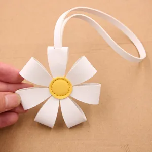 Lindo colgante de bolso llavero con forma de flor de margarita de cuero blanco amarillo.