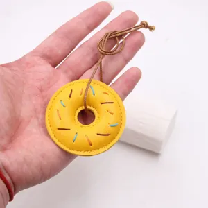 Χειροποίητο DIY δερμάτινο ντόνατ μπρελόκ τσάντα με χρωματιστά ράμματα και κρεμαστό.