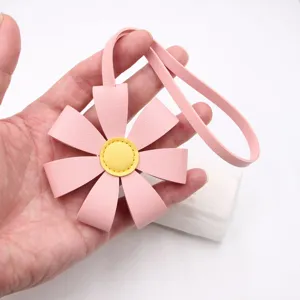 Colgante de bolso de margarita de cuero rosa llavero bonito accesorio de bolso floral