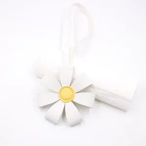 Detalle de dije de bolso margarita de cuero blanco, lindo llavero floral y colgante.