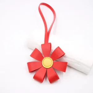 Llavero con dije de bolso de margaritas de cuero rojo, accesorio colgante floral tierno.