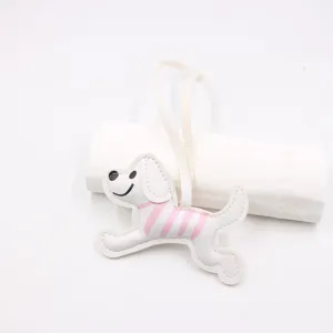 Niedlicher Welpen Leder Taschenanhänger Detail, rosa weißer gestreifter Cartoon Hund mit Kordel.