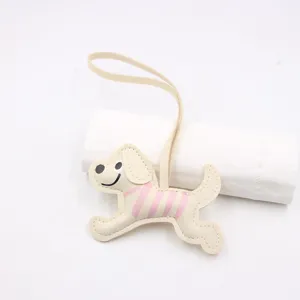 Nahaufnahme des süßen Welpen Leder Tasche Anhänger mit rosa Streifen und Riemen.
