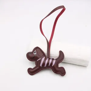Süßer Cartoon Hund Leder Tasche Anhänger mit laufendem Hund Design, stilvolles Accessoire für Rucksäcke.