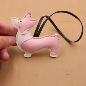 Λεπτομέρεια κρεμαστού τσάντας από δέρμα Corgi, ροζ λευκές ραφές PU, λουράκι.