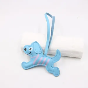 Blauer Leder Hund Tasche Anhänger Detail, niedlicher Plüschtier Anhänger mit Band und Streifen.