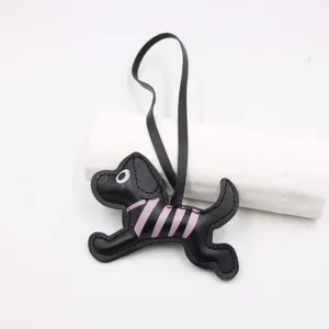 Niedlicher Leder Welpen Taschengurt Anhänger mit schwarzem Band und rosa Streifen für Taschen.