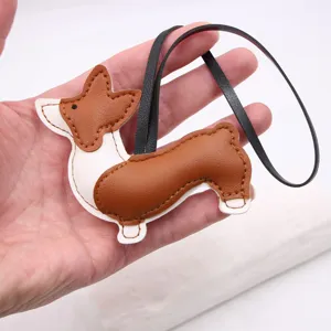 Λεπτομέρεια κρεμαστού τσάντας σε σχήμα Corgi, κρεμαστό κουτάβι PU καφέ λευκό με λουράκι.