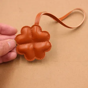 Pendentif de sac à main trèfle à quatre feuilles en cuir orange, magnifique accessorio.