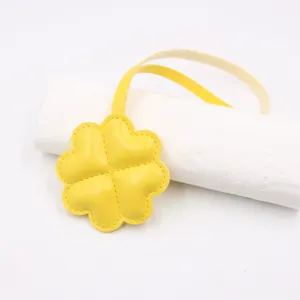 Pendentif de sac trèfle à quatre feuilles en cuir jaune, accessoire porte-clés chic.