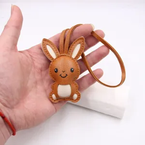 Adorable pendentif de sac lapin en cuir PU éco-responsable, idéal pour accessoiriser.