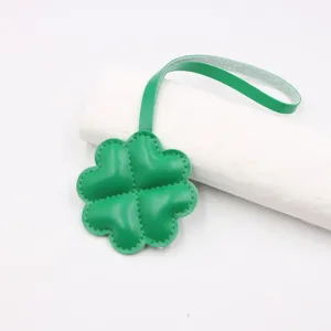 Pendentif de sac à trèfle à quatre feuilles en cuir vert pour décoration de vêtements.